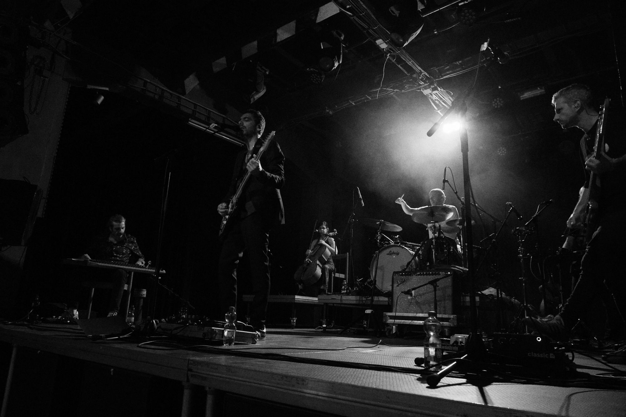 Black and white photo of DUDU TASSA & KUWAITIS performing at Meet Factory in Prague