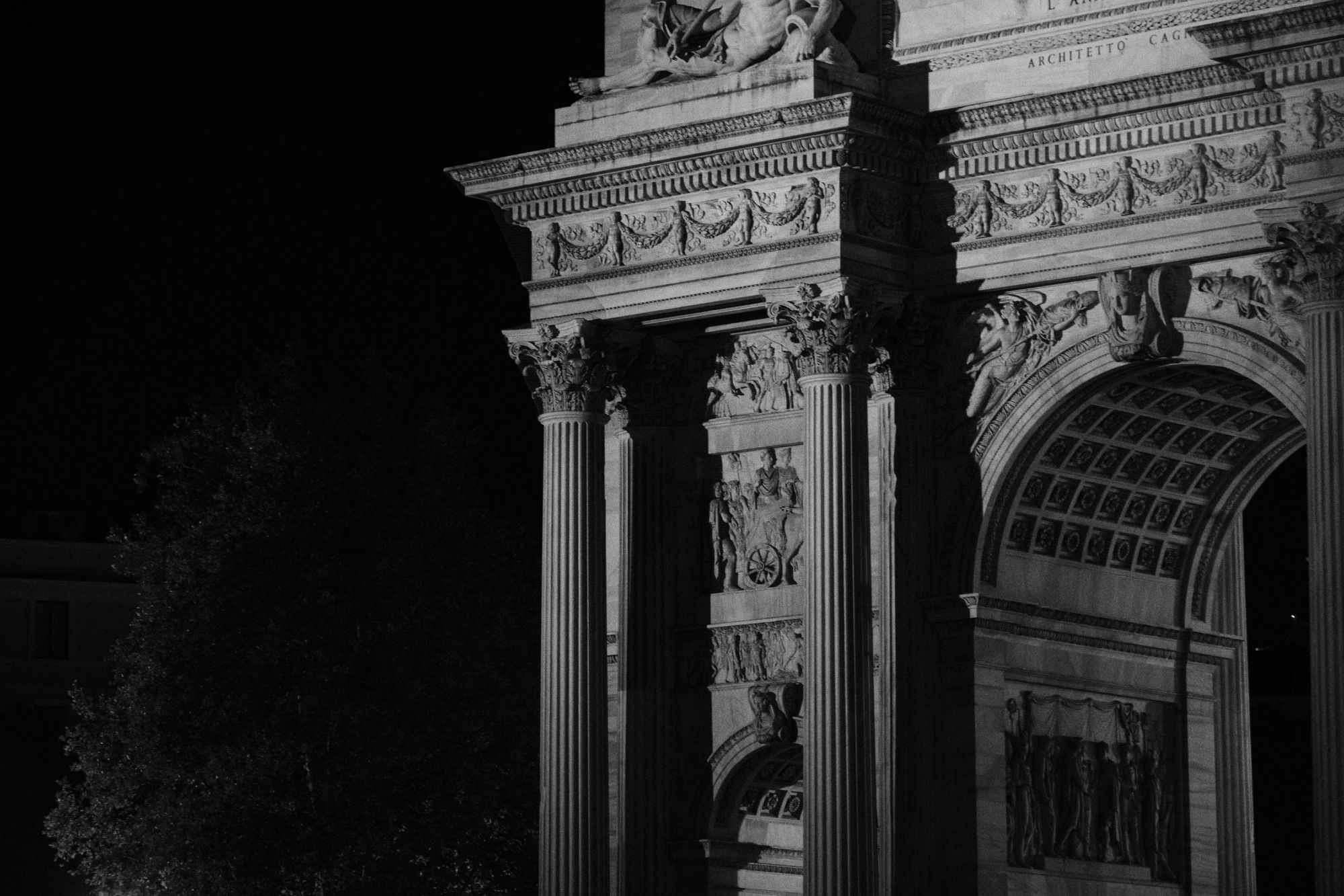 Black and white detail photo of Milano