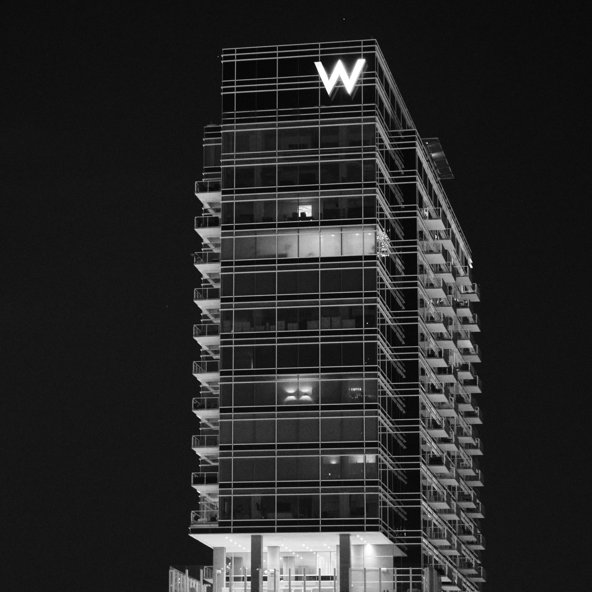 Black and white photo of Westin in Atlanta at night