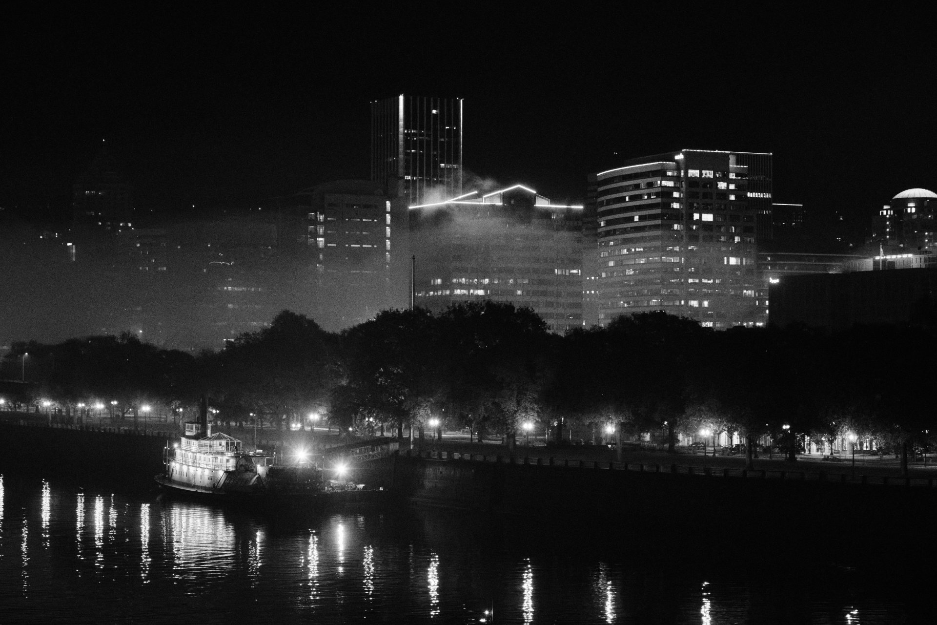 Black and white photo of Portland from Burnside bridge at night
